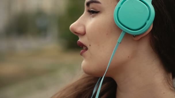 Chica Escuchando Música Los Auriculares — Vídeos de Stock