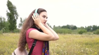 Kulaklıkla müzik dinleyen kız