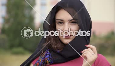 Siyah bir başörtüsü ile Müslüman bir kadının portresi baş örtülü