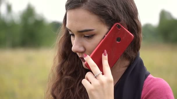 Chica Siente Triste Hablando Con Alguien Teléfono Móvil — Vídeo de stock