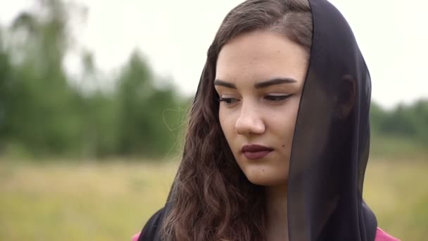 Portret Van Een Moslimvrouw Met Een Zwarte Hoofddoek Gedekt Hoofd — Stockvideo