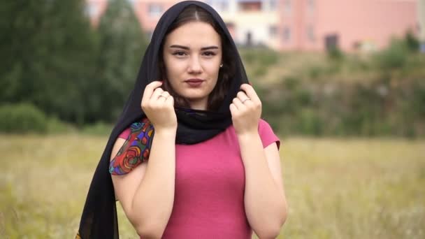 Siyah Bir Başörtüsü Ile Müslüman Bir Kadının Portresi Baş Örtülü — Stok video