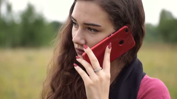 Chica Siente Triste Hablando Con Alguien Teléfono Móvil — Vídeo de stock