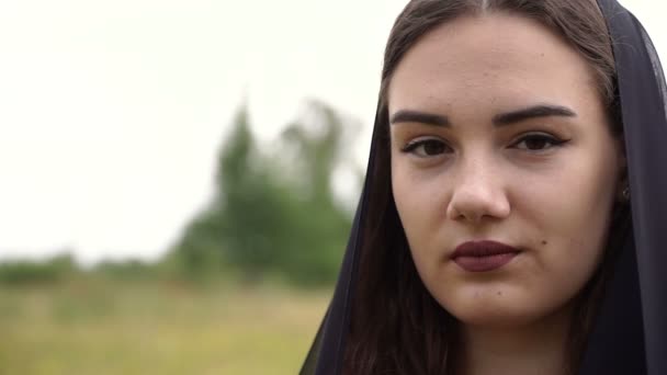 Portret Van Een Moslimvrouw Met Een Zwarte Hoofddoek Gedekt Hoofd — Stockvideo