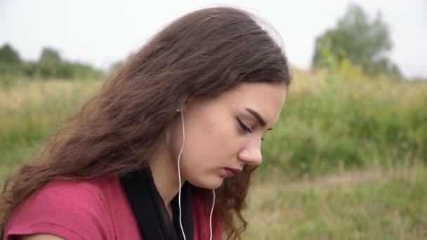 Κορίτσι Που Ακούει Μουσική Στα Ακουστικά — Αρχείο Βίντεο
