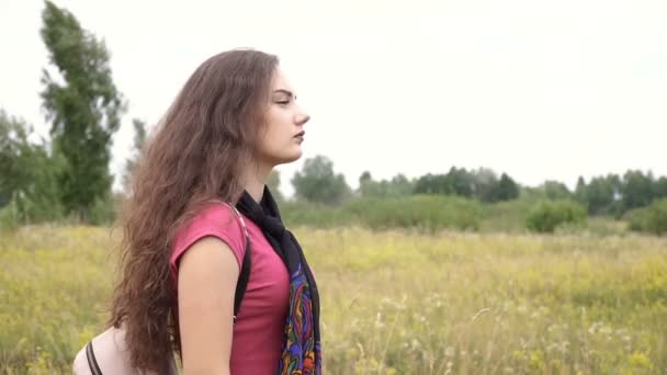 Lány Zenét Hallgat Fejhallgatón — Stock videók
