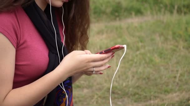 Κορίτσι Που Ακούει Μουσική Στα Ακουστικά — Αρχείο Βίντεο