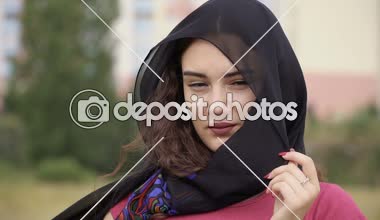 Siyah bir başörtüsü ile Müslüman bir kadının portresi baş örtülü