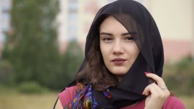 Siyah bir başörtüsü ile Müslüman bir kadının portresi baş örtülü