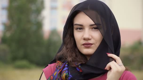 Портрет Мусульманську Жінку Чорним Хустку Охоплює Голову — стокове відео