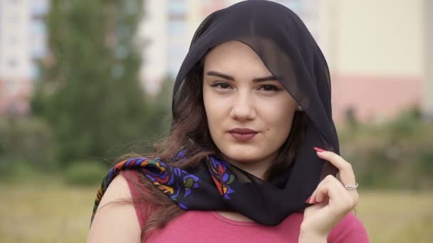 一个穆斯林妇女的肖像与黑色头巾盖头 — 图库视频影像