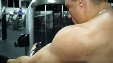 Erkek atlet trenler simülatör spor salonunda. Ağır çekim