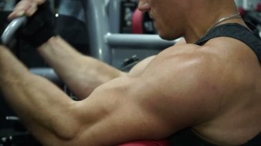 Erkek atlet trenler simülatör spor salonunda. Ağır çekim