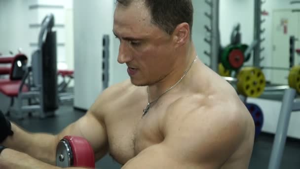 Muskulöser Sportler posiert in der Turnhalle — Stockvideo