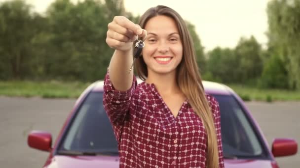 Счастливая Девушка Ключом Руках Новой Машины — стоковое видео
