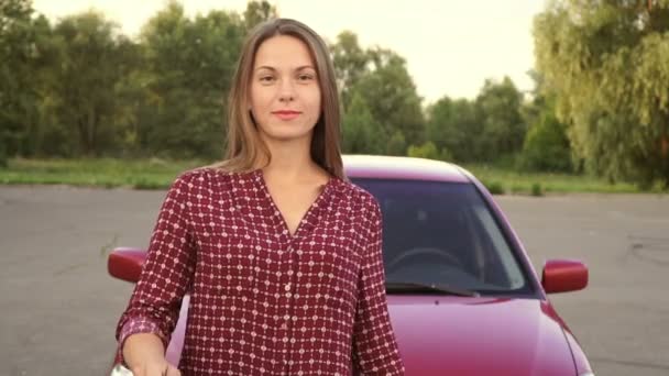 新車から手でキーを持つ幸せな女の子 — ストック動画