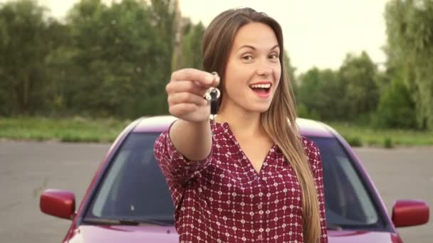 Menina Feliz Com Chave Mão Partir Carro Novo — Vídeo de Stock