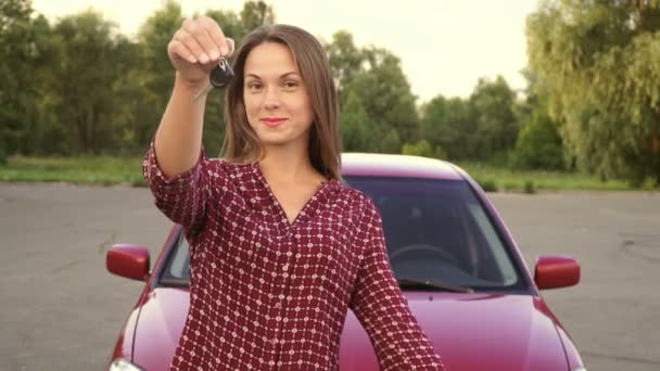 Menina Feliz Com Chave Mão Partir Carro Novo — Vídeo de Stock