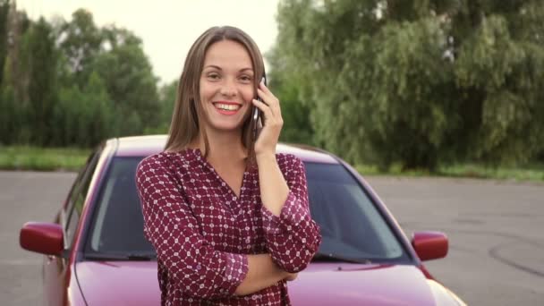 陽気な女性では 電話での会話をお楽しみください 現代女性のライフ スタイル — ストック動画