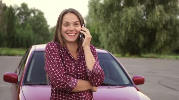 Веселая Леди Наслаждается Телефонным Разговором Современный Женский Образ Жизни — стоковое видео