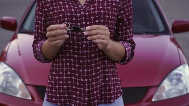 Una Chica Sosteniendo Una Llave Sus Manos Desde Coche Nuevo — Vídeos de Stock