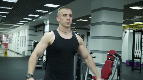 Athlétique homme fort soulève un haltères dans une salle de gym lumineuse — Video