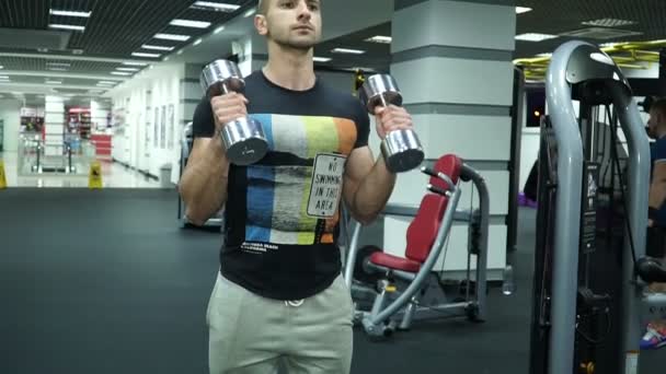 Athlétique Homme Fort Soulève Haltères Dans Une Salle Gym Lumineuse — Video