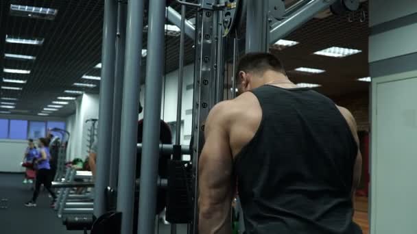 Athlète Masculin Entraîne Sur Simulateur Dans Salle Gym Mouvement Lent — Video