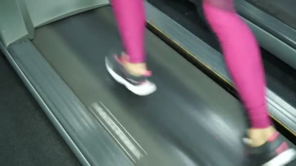 Dispositivo Para Andar Correr Enquanto Lugar Pernas Uma Menina Correndo — Vídeo de Stock