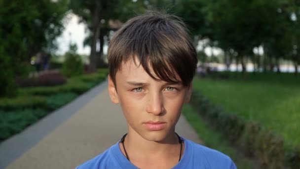 Při pohledu do kamery chlapec s velkýma očima — Stock video