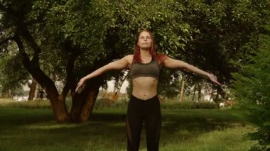 Genç Kız parkta yoga yaparken