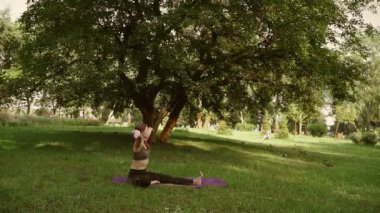 Genç Kız parkta yoga yaparken