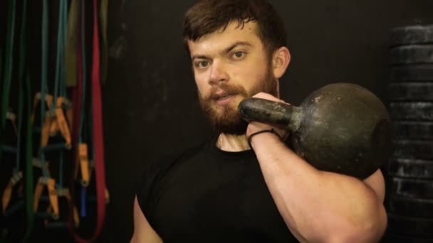 Bearded athlete holds weight on his shoulder — Stock Video