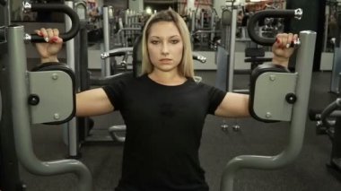 Spor salonunda güzel kız trenler. bir spor simülatörde yapan kadın