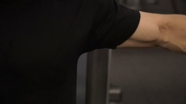 Erkek atlet trenler simülatör spor salonunda. Ağır çekim