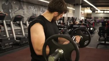 Genç atlet barbell ile yapıyor.