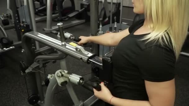 Vacker Flicka Tåg Gymmet Kvinna Som Bedriver Sport Simulator — Stockvideo