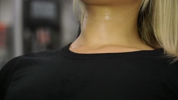 Sterke Vrouw Rust Tijdens Een Training — Stockvideo