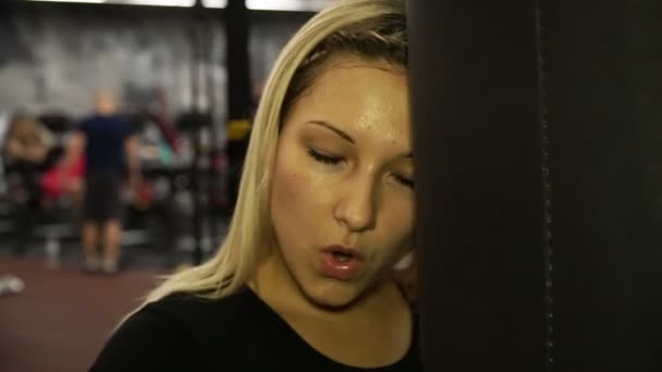 Sterke Vrouw Rust Tijdens Een Training — Stockvideo