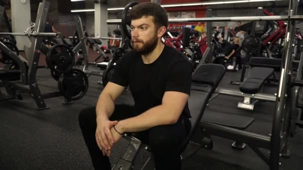 Atlet Dinlendikten Sonra Spor Salonunda Egzersiz — Stok video