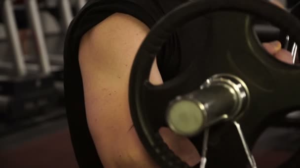 Чоловік Спортсмен Тренується Тренажерному Залі Повільний Рух — стокове відео