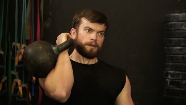 Atleet Verhoogt Het Gewicht Boven Zijn Hoofd — Stockvideo