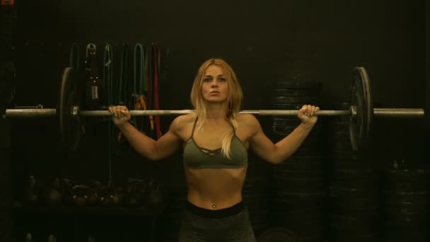 锻炼与体重的女孩 — 图库视频影像