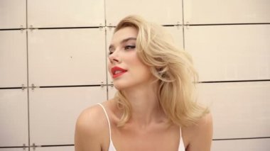 Sarışın ile büyük dolgun dudaklar ile güzel seksi gülümseyen mutlu kız portresi