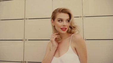 Sarışın ile büyük dolgun dudaklar ile güzel seksi gülümseyen mutlu kız portresi