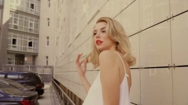Sarışın ile büyük dolgun dudaklar ile güzel seksi gülümseyen mutlu kız portresi