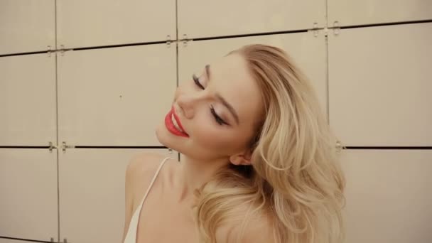 Retrato de uma bela menina feliz sorridente sexy com grandes lábios cheios com cabelo loiro — Vídeo de Stock