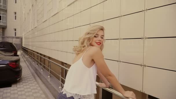 Retrato de una hermosa chica feliz sonriente sexy con grandes labios llenos de pelo rubio — Vídeos de Stock