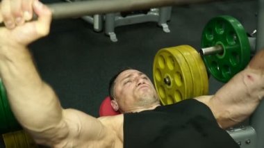 Genç atletik egzersiz jimnastik salonu spor kas eğitim sağlık ağır barbell ile adam