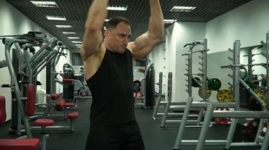 Bir atlet bir disk, bir egzersiz eller için yükseltir